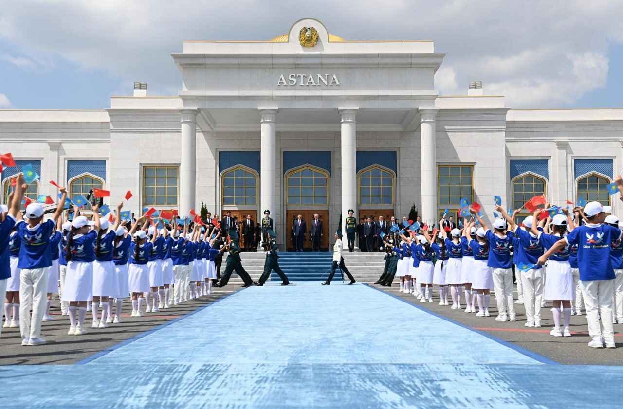 Токаев встретил Си Цзиньпина в аэропорту Астаны – Фото №4