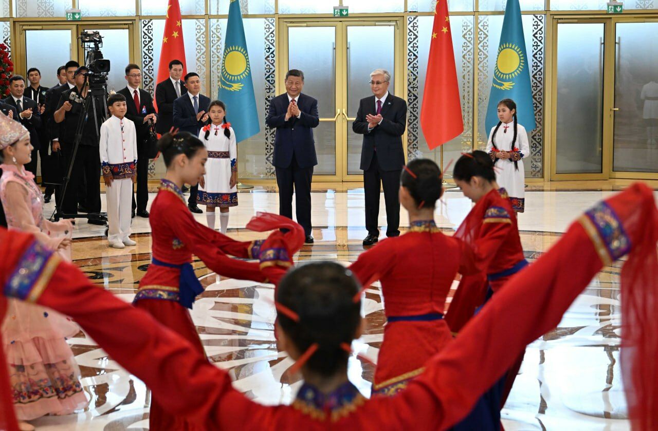Токаев встретил Си Цзиньпина в аэропорту Астаны – Фото №10