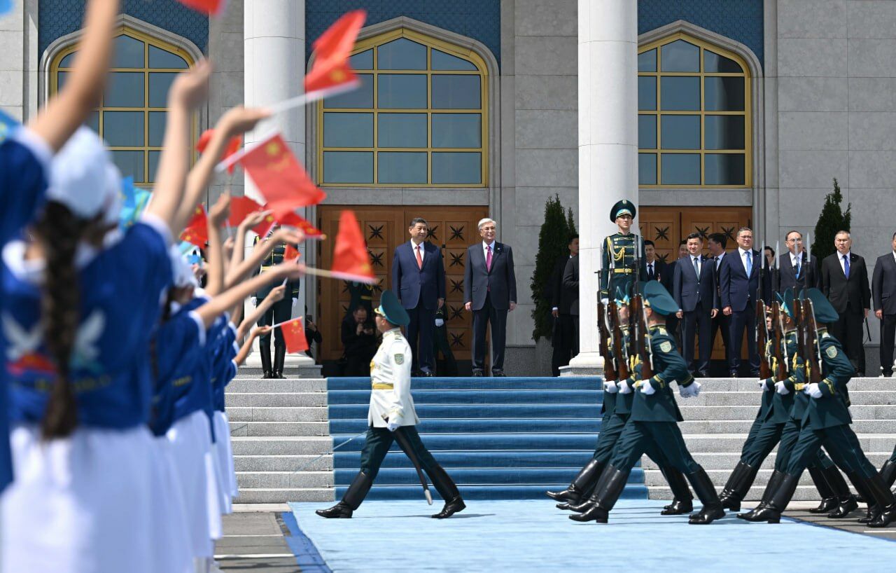Токаев встретил Си Цзиньпина в аэропорту Астаны – Фото №6