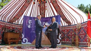 Президент Казахстана наградил турецкого писателя орденом «Достық»