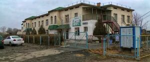 Черви в тарелке, трещины на стенах