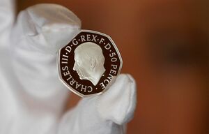 Новый король смотрит влево