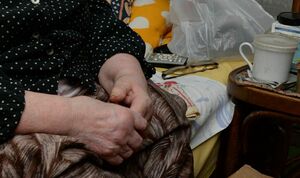Развели бабушек на чувства