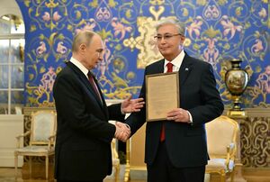 Путин вручил Токаеву наградной лист на Героя Советского Союза для его отца