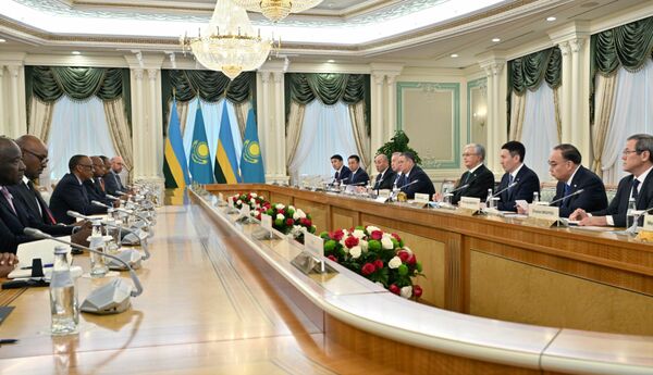 Глава государства провел встречу с президентом Руанды в расширенном формате