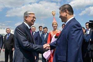 Токаев встретил Си Цзиньпина в аэропорту Астаны
