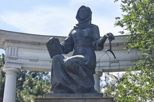 Жизнь невозможно повернуть в фасад