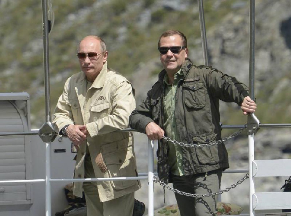 ...В. В. ПУТИН и Дмитрий МЕДВЕДЕВ. ...В. В. ПУТИН и Дмитрий МЕДВЕДЕВ.