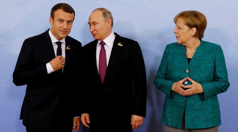 Президент Франции Эммануэль МАКРОН (слева) и канцлер Германии Ангела МЕРКЕЛЬ пытаются договориться с главой РФ Владимиром ПУТИНЫМ без посредников из-за океана.