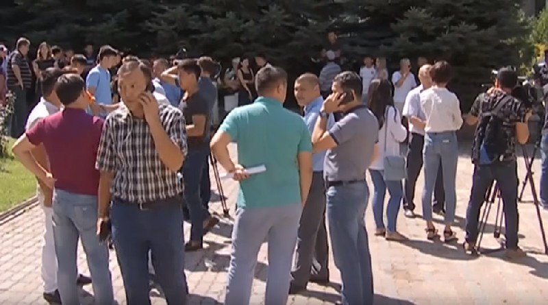 Казахская академия спорта сегодня напоминает растревоженный улей.