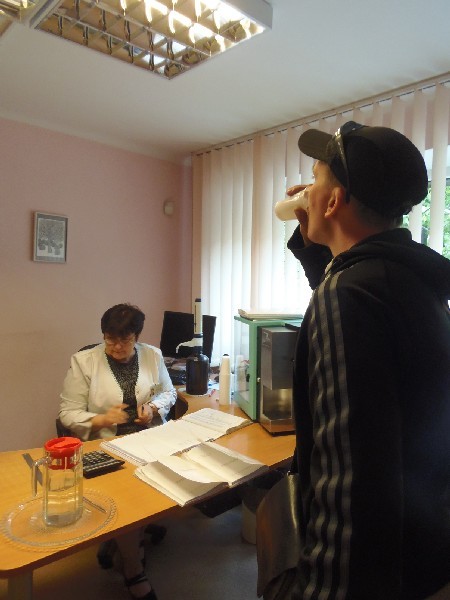 Процедура выдачи метадона занимает пару минут.
