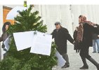 Хороводы у парадного подъезда 