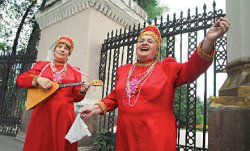 Ну какие ж мы старухи - у нас всё шевелится!