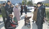 Расселась тут!