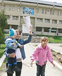 Квартиру - детдомовцам!