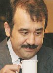 А попа-то наружу!