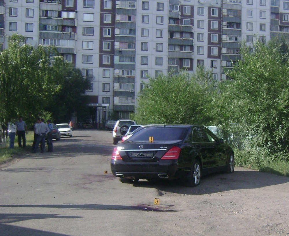 Следственная группа на месте преступления, на переднем плане - “Мерседес” с порезанными шинами.