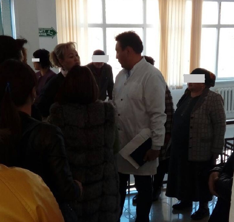 Ернар ПЕРНЕКУЛОВ в окружении родителей ВИЧ-инфицированных детей напротив него - Жакзыкбаева.