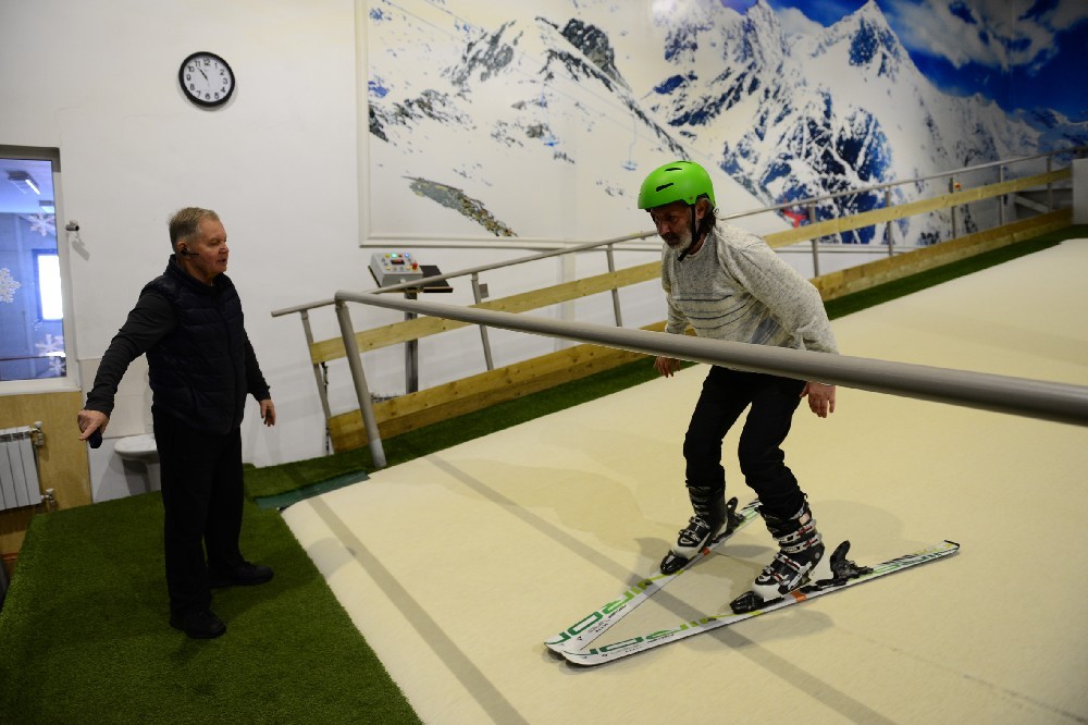 Мой первый горнолыжный опыт под руководством основателя клуба Masterski Олега ЧУМАКОВА (на снимке слева).