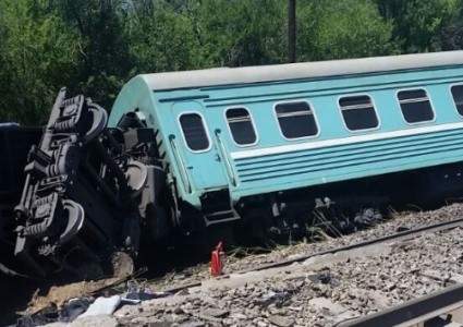 В ликвидации аварии поезда в Жамбылской области участвуют около 300 человек