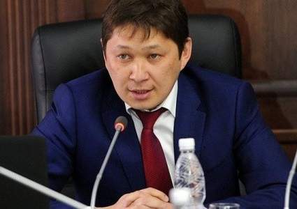 Экс-премьеру Кыргызстана Исакову продлили арест