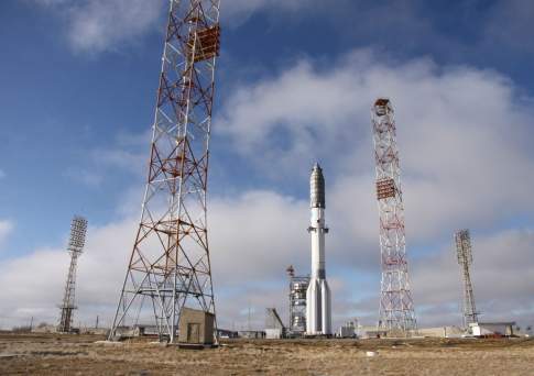 Ракета «Союз» с грузовым «Прогрессом» установлена на стартовый комплекс Байконура