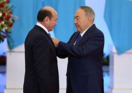 Назарбаев вручил госнаграды казахстанцам