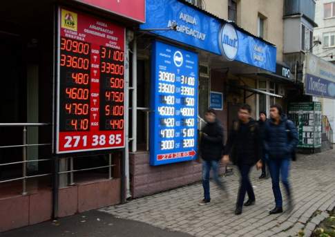 В обменниках Алматы курс продажи доллара держится на отметке 309,5 тенге, в Астане - 308,5 тенге