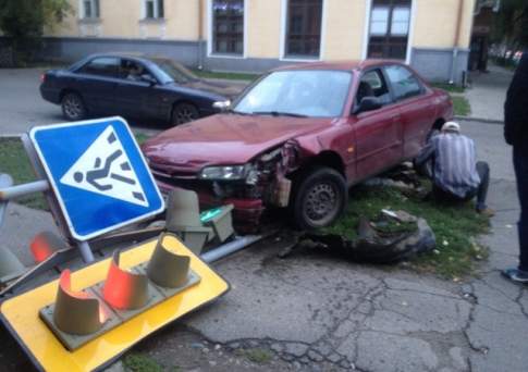 Автоледи на полном ходу сбила светофор в Усть-Каменогорске