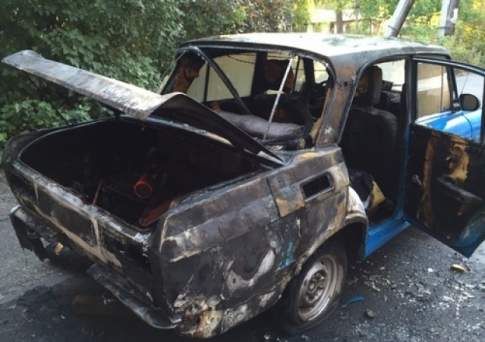 В Усть-Каменогорске неизвестные подожгли два автомобиля