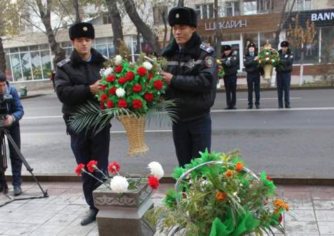 Алые гвоздики на гранитной плите