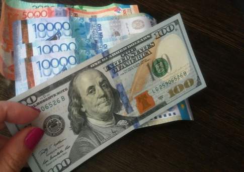 Курс продажи доллара в обменниках Алматы понизился до 381,5 тенге, в Астане и Шымкенте сохраняется на 381 и 382 тенге соответственно