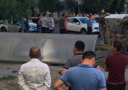 Шесть человек пострадали при наезде автомобиля на автобусную остановку в Атырау