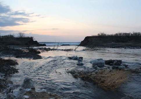 В Карагандинской области из-за прорыва дамбы затопило село