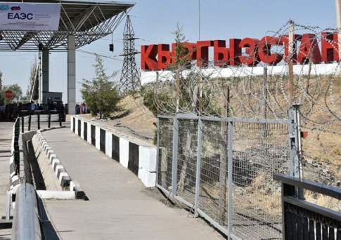 Ситуация на кыргызско-казахстанской границе остается прежней; перед КПП простаивает около 700 грузовых автомашин