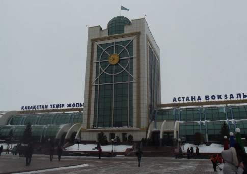   Металлический навес обрушился на перроне вокзала Астаны