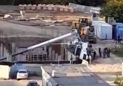 В Усть-Каменогорске упал подъемный кран (ВИДЕО)
