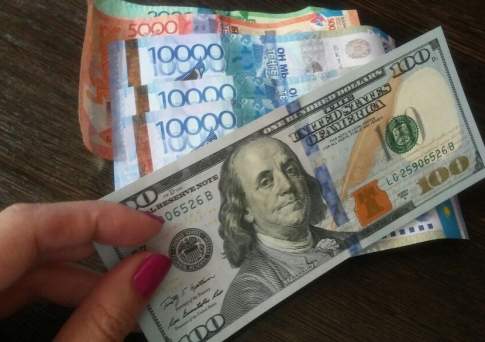 Курс продажи доллара США в обменниках Алматы повысился до 360,5, Астаны и Шымкента до 358,8 и 359