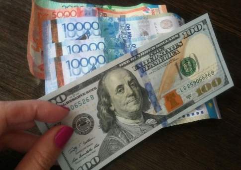 До 371 тенге понизился курс продажи доллара в обменниках Шымкента, в Алматы повысился до 372,5 тенге, в Астане не изменился