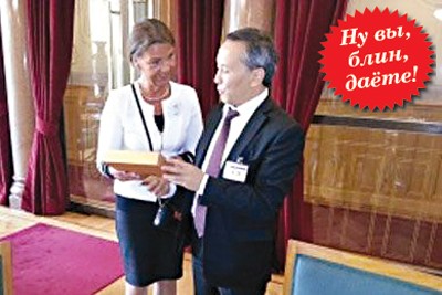 Запечатленный на этом снимке в ходе одной из встреч посол Аскар ТАЖИЕВ так и не смог заставить своего подчиненного Куаныша АГайдарова должным образом выполнять свою работу.