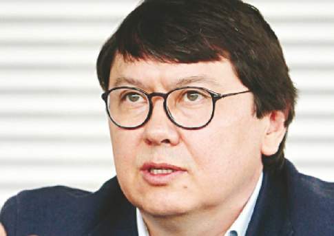 Садитесь,  Алиев, - два!