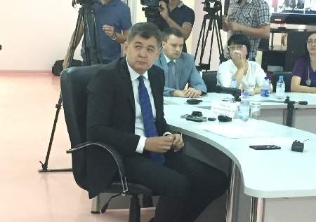 Без помпезности