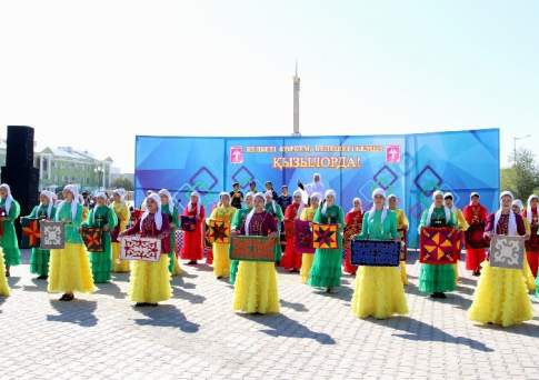 Веселится  и ликует  весь народ