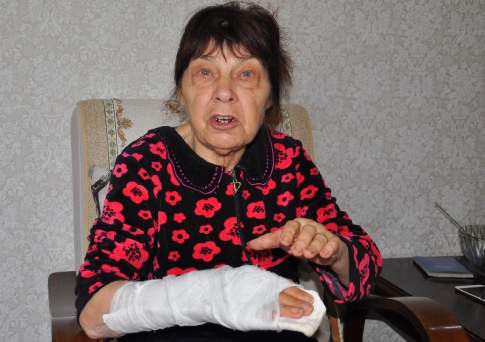 Баба Зина умоляет акима