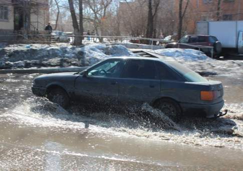Поплыл Восток водою талой...