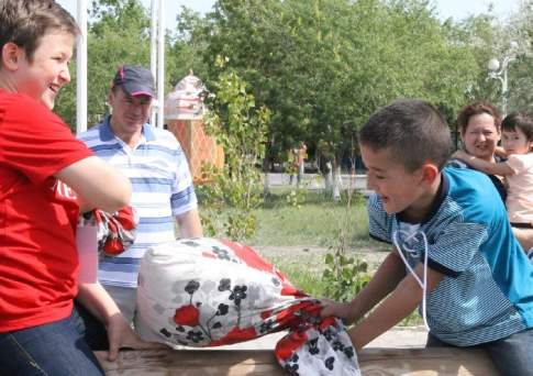 Веселится и ликует  весь народ
