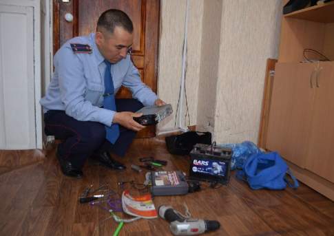 В тёмном переулке я машину встретил...