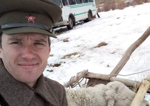 Роман ЖУКОВ, актёр: Вылез из сугроба...  и пошёл за коньяком