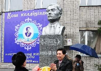 ... А памятник вернулся