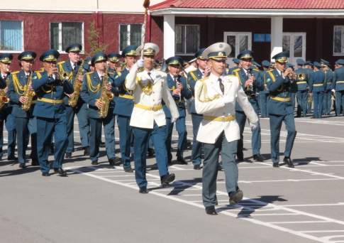 Оркестры гремят басами